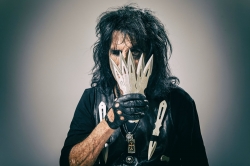 Alice Cooper gibt auf der Buehne alles