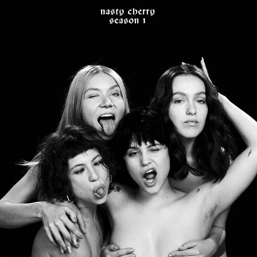 Charlie XCX castet die Girlband Nasty Cherry